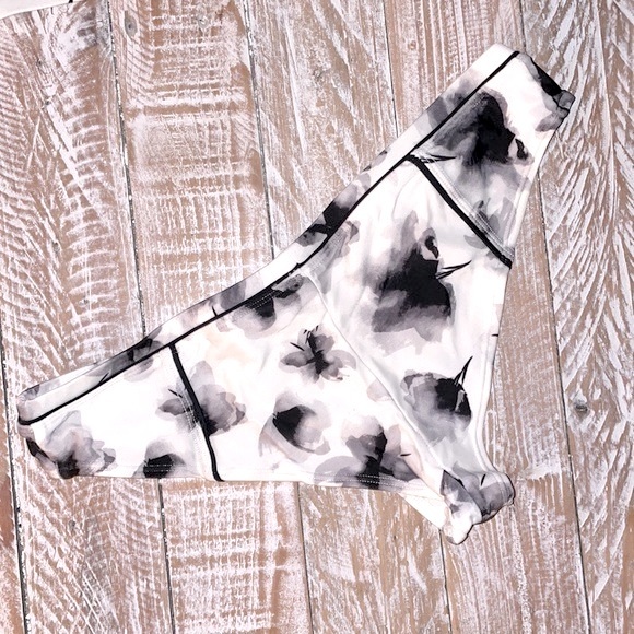 🔥RVCA Fading Petals Cheeky Bikini Bottom🔥~med - Picture 8 of 14